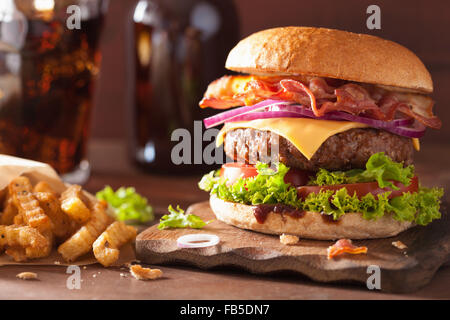 La pancetta formaggio hamburger di manzo con tortino di cipolla pomodoro Foto Stock