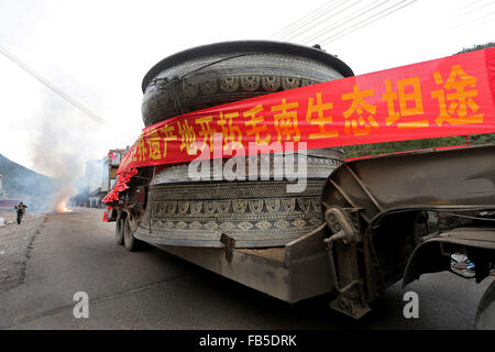 Hechi. Decimo gen, 2016. Foto scattata a gennaio 10, 2016 mostra un tamburo di bronzo di essere caricato su un camion in Huanjiang Maonan etnica contea autonoma, a sud-ovest della Cina di Guangxi Zhuang Regione autonoma. Con un'altezza di 2,6 metri e un diametro di 4,2 metri, il sette-ton tamburo di bronzo è stata realizzata da 20 persone nel mezzo di un anno. © Lu Zengling/Xinhua/Alamy Live News Foto Stock