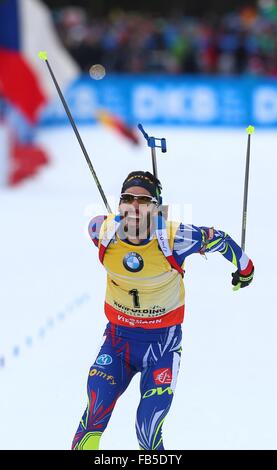 Ruhpolding in Germania. Decimo gen, 2016. In Francia la Martin Fourcade attraversa la linea del traguardo per vincere l'uomo 15 km mass start evento presso la Coppa del Mondo di Biathlon di Chiemgau Arena a Ruhpolding, Germania, 10 gennaio 2016. Foto: KARL-JOSEF HILDENBRAND/dpa/Alamy Live News Foto Stock