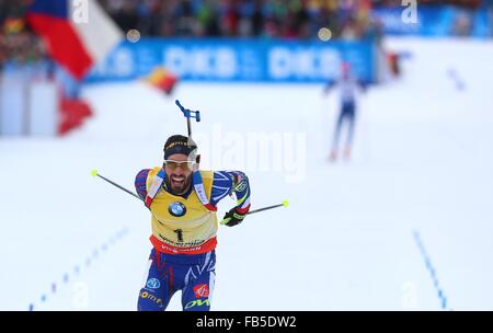 Ruhpolding in Germania. Decimo gen, 2016. In Francia la Martin Fourcade attraversa la linea del traguardo per vincere l'uomo 15 km mass start evento presso la Coppa del Mondo di Biathlon di Chiemgau Arena a Ruhpolding, Germania, 10 gennaio 2016. Foto: KARL-JOSEF HILDENBRAND/dpa/Alamy Live News Foto Stock