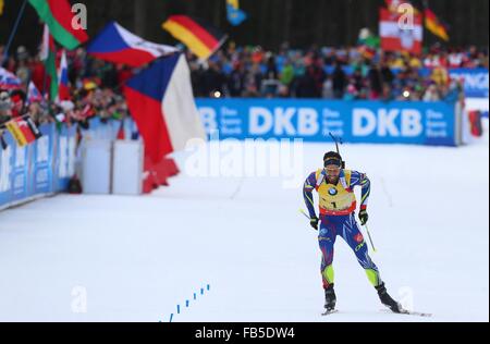 Ruhpolding in Germania. Decimo gen, 2016. In Francia la Martin Fourcade attraversa la linea del traguardo per vincere l'uomo 15 km mass start evento presso la Coppa del Mondo di Biathlon di Chiemgau Arena a Ruhpolding, Germania, 10 gennaio 2016. Foto: KARL-JOSEF HILDENBRAND/dpa/Alamy Live News Foto Stock