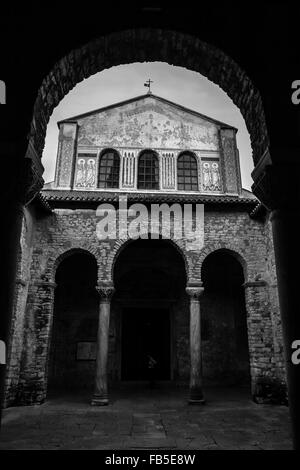 Vecchia chiesa in bianco e nero Pola Croazia Foto Stock