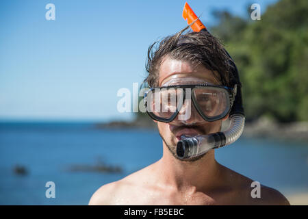 Fotografia di un giovane uomo con snorkeling su Dunk Island nel Queensland, in Australia. Foto Stock