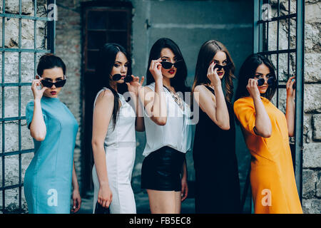 Cinque giovani belle ragazze in città Foto Stock