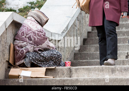 Un senzatetto gypsy donna è per l'accattonaggio denaro nel centro della capitale bulgara. Anni dopo l' ingresso nell' Unione europea il paese è Foto Stock