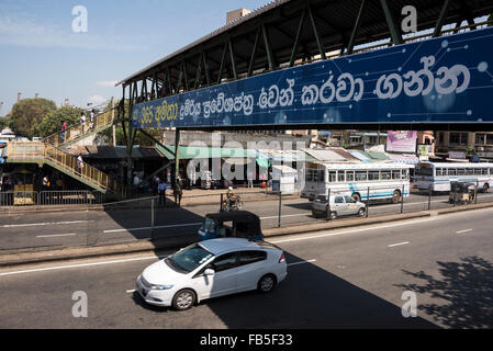 Una passerella pedonale attraverso la trafficata Mawatha Olcott nel centro di Colombo, Sri Lanka Foto Stock
