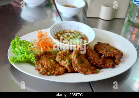 Pesce fritto patty o salsa speziata torta di pesce nome tailandese Tod mun Foto Stock