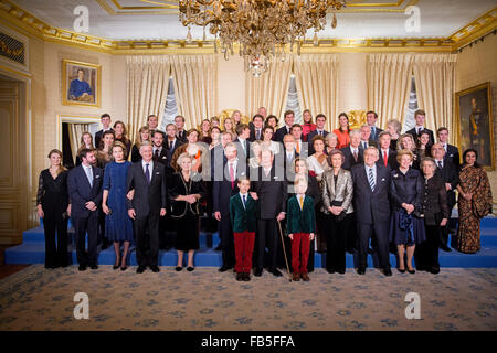 Ex Granduca Jean (anteriore-C) pone con i familiari e gli ospiti per una foto di gruppo al Gran Palazzo Ducale in Lussemburgo, 09 gennaio 2016, per segnare la sua 95th compleanno il 05 gennaio. In prima fila, L-R) Principessa Stephanie di Lussemburgo, principe ereditario Guillaume del Lussemburgo belga, Regina Mathilde, re belga Philippe, olandese Princess Beatrix, il Granduca Henri di Lussemburgo, Ex Granduca Jean, Granduchessa Maria-Teresa, Spagnolo Regina Sofia, Costantino II di Grecia, Regina Anne-Marie della Grecia e della principessa Irene di Grecia. photo: Patrick van Katwijk PAESI BASSI OUT point de vue O Foto Stock