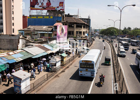 Una lunga fila di piccoli negozi lungo Olcott Mawatha in Colombo, Sri Lanka Foto Stock