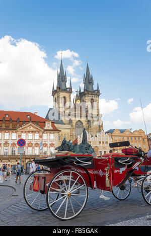Praga - 4 agosto: parte della carrozza a cavallo nella vecchia piazza del municipio e la chiesa di Tyn su sfondo su agosto 4,2015 a Praga - Czec Foto Stock