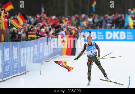 Ruhpolding in Germania. Decimo gen, 2016. La Germania Laura Dahlmeier festeggia dopo la vittoria delle donne 12,5 km mass start evento presso la Coppa del Mondo di Biathlon di Chiemgau Arena a Ruhpolding, Germania, 10 gennaio 2016. Foto: KARL-JOSEF HILDENBRAND/dpa/Alamy Live News Foto Stock