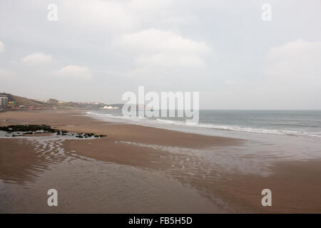 Bella e iconico North Bay Beach in città costiera di Scarborogh, North Yorkshire, Regno Unito. Meteo a sopraggitto. Foto Stock