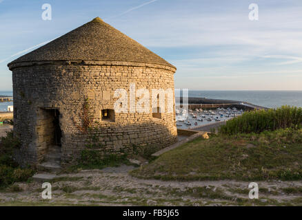 La torre di artiglieria di Port-en-Bessin, Calvados, Normandia, Francia, costruito nel 1694 e utilizzato dall'esercito tedesco nel secondo mondo Foto Stock