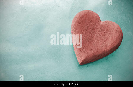 Vintage nei toni del cuore di legno su sfondo grunge, spazio per il testo. Foto Stock