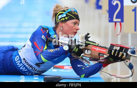 Ruhpolding in Germania. Decimo gen, 2016. In Francia la Marie Dorin Habert in azione presso il poligono di tiro durante la donna 12,5 km mass start evento presso la Coppa del Mondo di Biathlon di Chiemgau Arena a Ruhpolding, Germania, 10 gennaio 2016. Foto: KARL-JOSEF HILDENBRAND/dpa/Alamy Live News Foto Stock