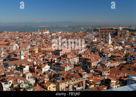 Guardando sopra i tetti di Venezia, Italia, dal campanile che mostra la laguna e il Canal Grande Foto Stock