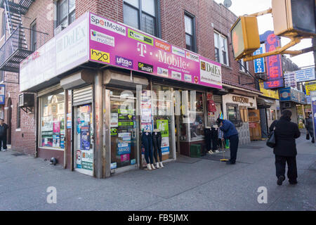 Le imprese e le attività svolte sotto il numero elevato 7 treno in Jackson Heights quartiere di Queens a New York domenica 3 gennaio, 2016. La Jackson Heights quartiere è la casa di un mosaico di etnie. (© Richard B. Levine) Foto Stock