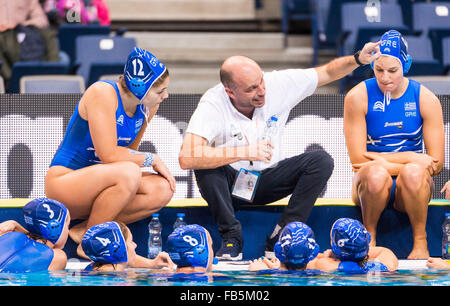 A Belgrado, in Serbia. Decimo gen, 2016. LEN European Water Polo Championships 2016 Portogallo POR (bianco) Vs Grecia GRE (blu) squadra femminile Grecia Kombank Arena, Belgrado, Serbia giorno01 10-01-2016 Credito: Insidefoto/Alamy Live News Foto Stock