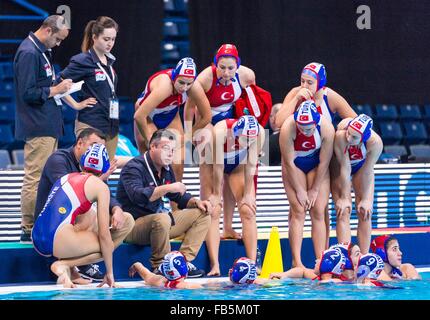 A Belgrado, in Serbia. Decimo gen, 2016. LEN European Water Polo Championships 2016 Russia RUS (bianco) Vs Turchia TUR (blu) squadra femminile Turchia Kombank Arena, Belgrado, Serbia giorno01 10-01-2016 Credito: Insidefoto/Alamy Live News Foto Stock