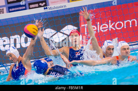 A Belgrado, in Serbia. Decimo gen, 2016. LEN European Water Polo Championships 2016 Paesi Bassi NED (bianco) Vs Ungheria HUN (blu) Donne 1 AARTS Laura HUN Kombank Arena, Belgrado, Serbia giorno01 10-01-2016 Credito: Insidefoto/Alamy Live News Foto Stock