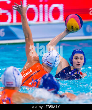 A Belgrado, in Serbia. Decimo gen, 2016. LEN European Water Polo Championships 2016 Paesi Bassi NED (bianco) Vs Ungheria HUN (blu) Donne 2 Dora CZIGANY NED Kombank Arena, Belgrado, Serbia giorno01 10-01-2016 Credito: Insidefoto/Alamy Live News Foto Stock