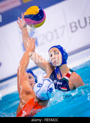 A Belgrado, in Serbia. Decimo gen, 2016. LEN European Water Polo Championships 2016 Paesi Bassi NED (bianco) Vs Ungheria HUN (blu) Donne 8 KESZTHELYI Rita HUN Kombank Arena, Belgrado, Serbia giorno01 10-01-2016 Credito: Insidefoto/Alamy Live News Foto Stock