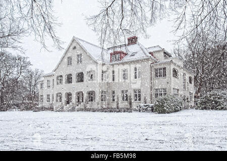 Una coperta di neve casa situata a ramlosa brunnspark nella periferia di Helsingborg in Svezia. Foto Stock