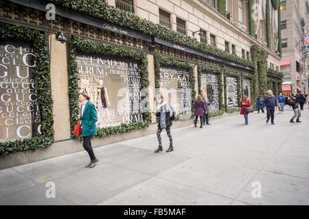 Gli acquirenti al di fuori del Saks Fifth Avenue flagship store a New York venerdì 8 gennaio 2016. Hudson's Bay, il Canadese proprietario di Saks e signore & Taylor, ha acquistato il ecommerce flash sito vendita Gilt Groupe per i 250 milioni di dollari, un quarto del suo valore nel 2011. (© Richard B. Levine) Foto Stock