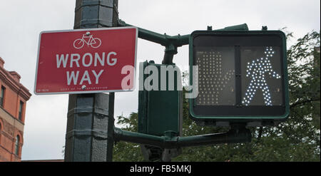 New York: un segno per i ciclisti appeso a un semaforo per le strade del Greenwich Village, bicicletta, ciclista, pista ciclabile, in modo errato Foto Stock