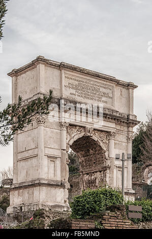 L'Arco di Tito è un 1st-secolo onorifico arch situato sulla Via Sacra, Roma, appena a sud-est del Foro Romano. Foto Stock