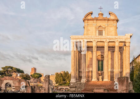 L'antica rovina del romano Tempio di Antonino e Faustina situato in Italien capitale di Roma. Foto Stock