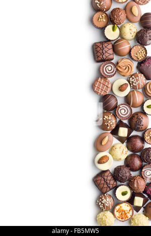 Varie praline di cioccolato su sfondo bianco Foto Stock