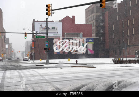 Detroit, Michigan, Stati Uniti d'America. Decimo gen, 2016. Vista di una strada durante la nevicata a Detroit, Michigan, Stati Uniti d'America, 10 gennaio 2016. Il North American International Auto Show (NAIAS) si terrà a Detroit dal 11 al 24 gennaio 2016. Foto: ULI DECK/dpa/Alamy Live News Foto Stock