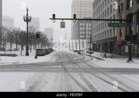 Detroit, Michigan, Stati Uniti d'America. Decimo gen, 2016. Vista di una strada durante la nevicata a Detroit, Michigan, Stati Uniti d'America, 10 gennaio 2016. Il North American International Auto Show (NAIAS) si terrà a Detroit dal 11 al 24 gennaio 2016. Foto: ULI DECK/dpa/Alamy Live News Foto Stock