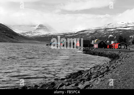 Tradizionale pescherie lungo la riva orientale Eskifjörður Islanda Foto Stock