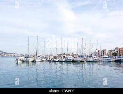 EIVISSA, IBIZA, Spagna - 15 dicembre 2015: Porto di Ibiza con ormeggiate barche a vela e yacht e navi traghetto sul dicembre 15, 2015 in Eiviss Foto Stock