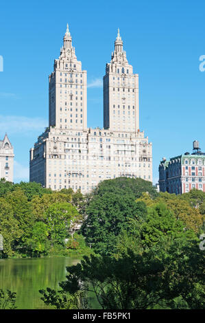 Stati Uniti d'America, Usa: lo skyline di New York con la San Remo Building, famoso punto di riferimento sin dal 1930, visto dal Central Park Foto Stock