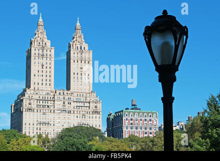 Stati Uniti d'America, Usa: lo skyline di New York con la San Remo Building, famoso punto di riferimento sin dal 1930, visto dal Central Park Foto Stock