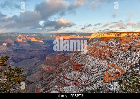 Coperte di neve bluffs e canyon, da Rim Trail al villaggio, il Parco Nazionale del Grand Canyon, Arizona USA Foto Stock
