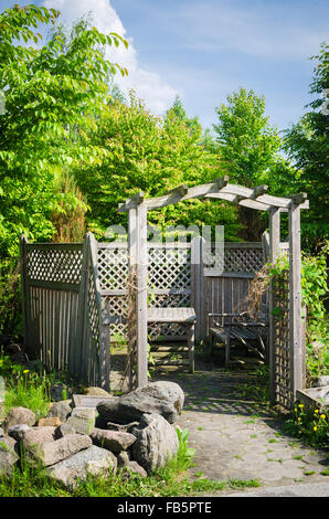 Pergola e un luogo per rilassarsi in giardino Foto Stock