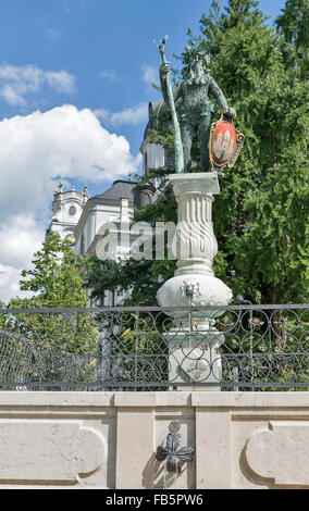 Wilder Mann (Uomo selvatico) statua e fontana vicino la Grosses Festspielhaus di Salisburgo, Austria Europa. La figura realizzata di lamiera copp Foto Stock