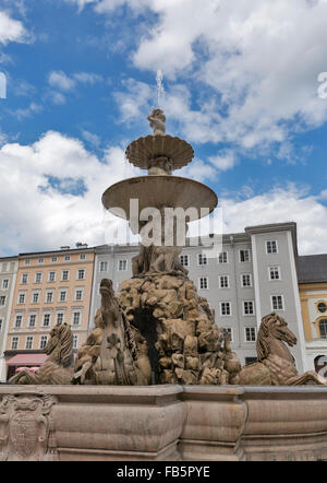 Famoso Residenz fontana sulla Residenzplatz in Salzburg. Austria. Foto Stock