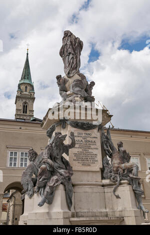 Statua di Maria (Marienstatue) di fronte alla Cattedrale Cattolica (Dom) in Salzburg, Austria. Chiesa francescana (Franziskanerkir Foto Stock