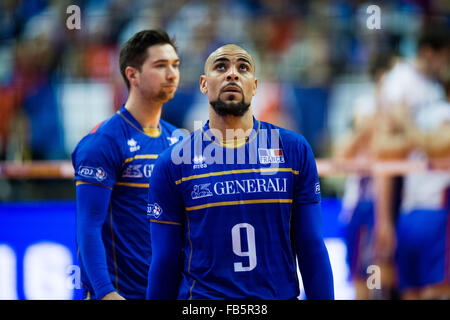 Berlino, Germania. Decimo gen, 2016. In Francia la Earvin Ngapeth reagisce durante le Olimpiadi di qualificazione uomini finale di partita di pallavolo tra la Francia e la Russia a Berlino, Germania, 10 gennaio 2016. Foto: GREGOR FISCHER/dpa/Alamy Live News Foto Stock