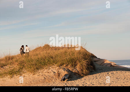 Un paio di arrampicata su una duna di sabbia sul capo Hattaras, North Carolina nella Outer Banks. Foto Stock