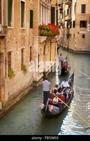Gondoliere che scorre in gondola, Venezia, Veneto, Italia, UNESCO Foto Stock