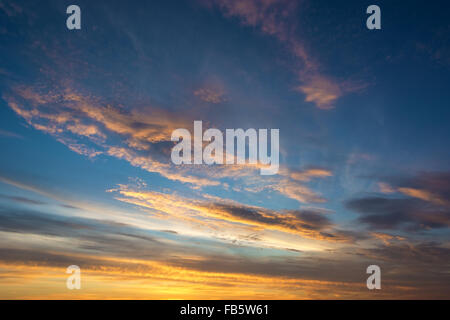 Bel tramonto con drammatica cirrus orange nuvole. Foto Stock