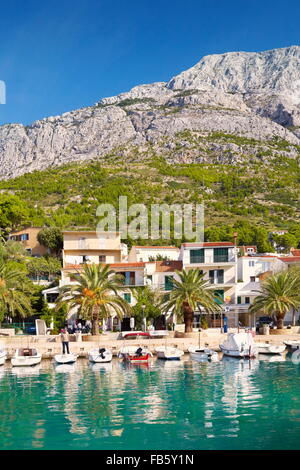 Porto di Baska Voda Village, regione della Riviera di Makarska, Dalmazia, Croazia Foto Stock