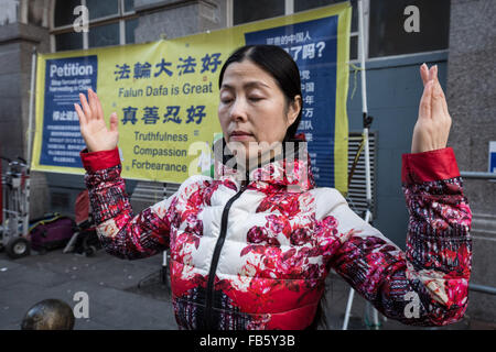 Londra, Regno Unito. Il 10 gennaio, 2016. Praticanti del Falun Gong (o Falun Dafa) in Chinatown stand in segno di protesta contro la persecuzione della loro disciplina spirituale da parte del Partito Comunista Cinese Credito: Guy Corbishley/Alamy Live News Foto Stock