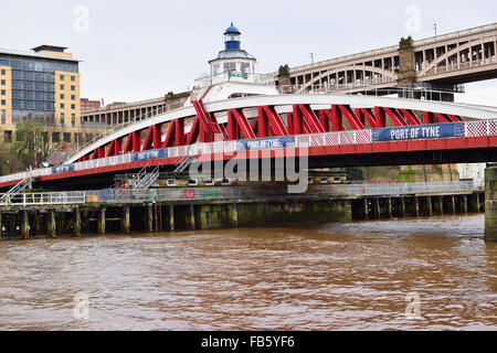 Il ponte girevole, costruito da William Armstrong, sul fiume Tyne tra Newcastle e Gateshead, Inghilterra del Nord Est. Foto Stock